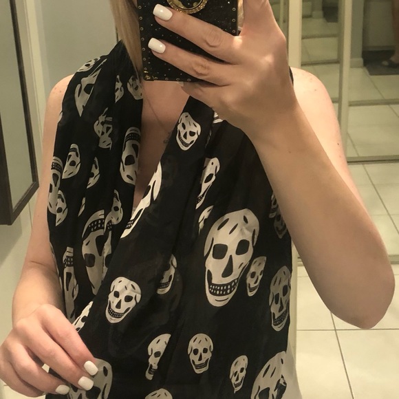 Skull Scarf Alexander McQueen"VIBE"plus Haven't found the purse to put this on! - Picture 3 of 13